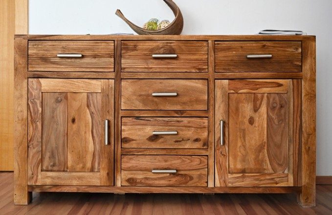 Aparador de madera maciza con cajones y puertas a medida
