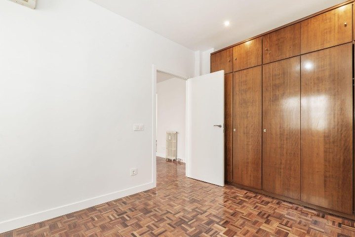 Armario empotrado de madera de suelo a techo con puertas batientes