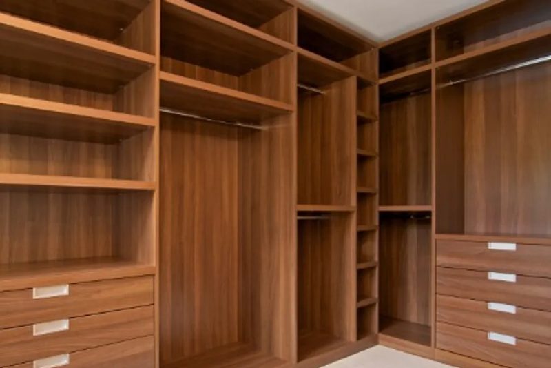 Armario empotrado a medida con puertas batientes