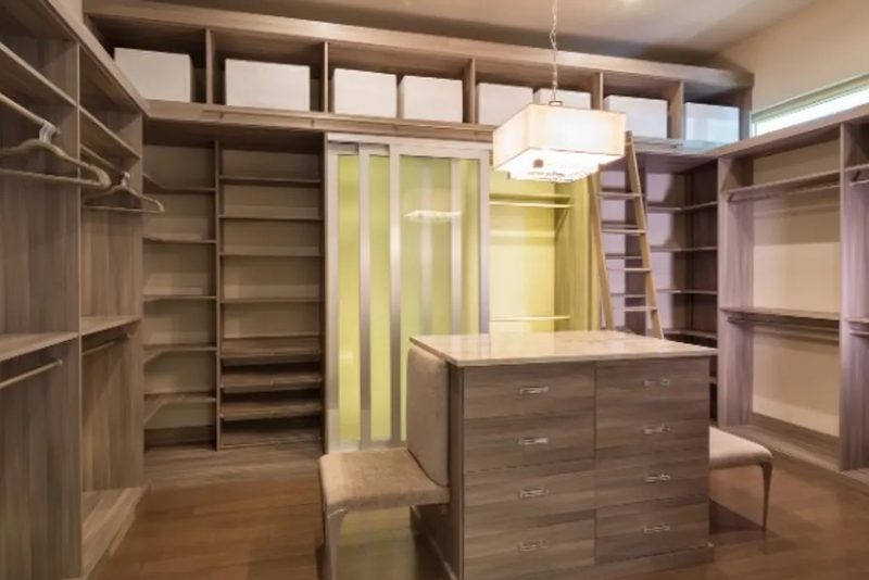 Vestidor a medida en dormitorio suite en Punta Umbría