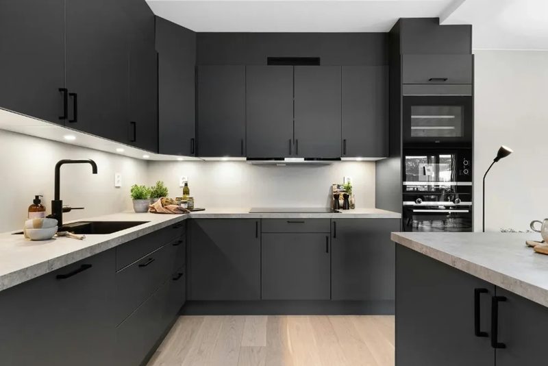 Cocina a medida moderna con isla central de madera