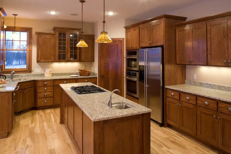 Cocina a medida en madera natural con cajones de extracción total