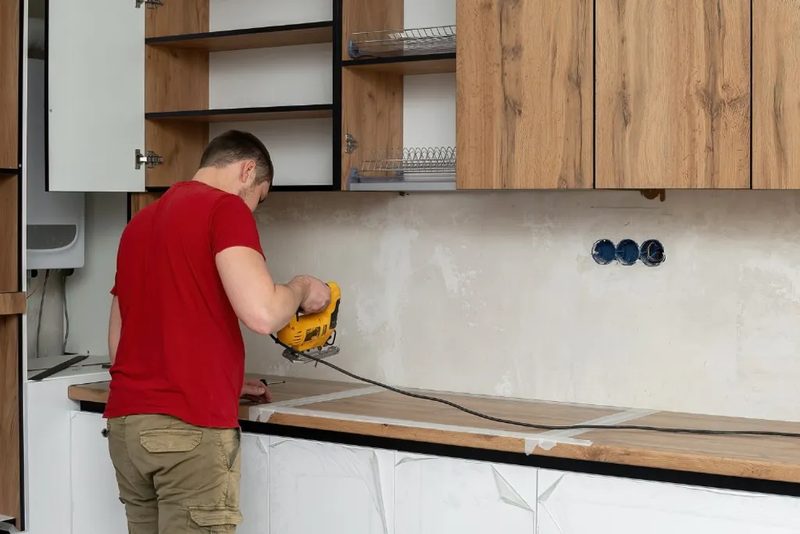 Instalación de los muebles bajos y altos de una cocina a medida