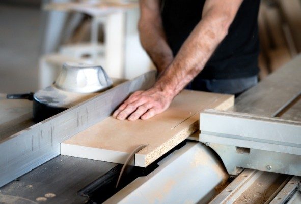 Corte de un tablero para muebles de cocina en la sierra del taller