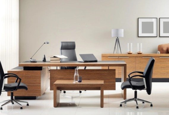 Despacho de dirección con mesa y mobiliario de madera a medida