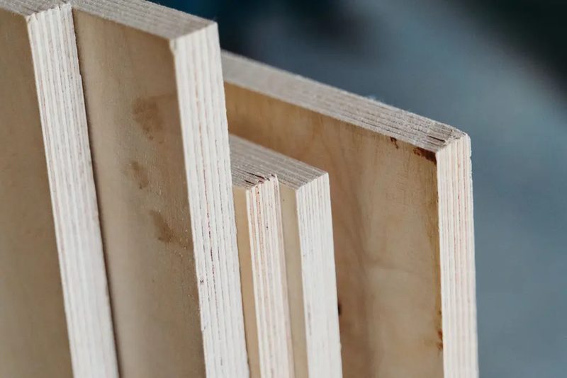 Muestras de tablero MDF, melamina y madera maciza en el taller
