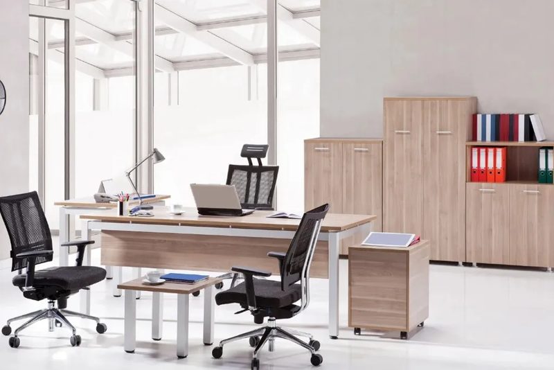 Mueble de despacho a medida con librería de madera