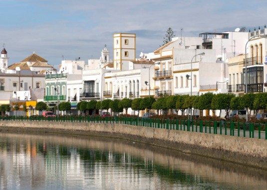 Pueblo blanco junto a la ría en la costa de Huelva
