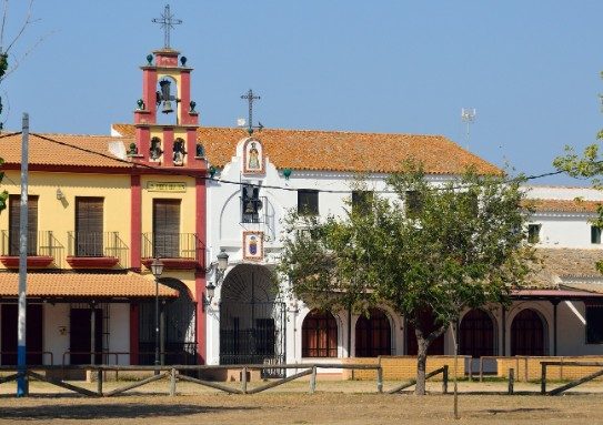 Plaza con el ayuntamiento y la torre de la iglesia de un pueblo de Huelva
