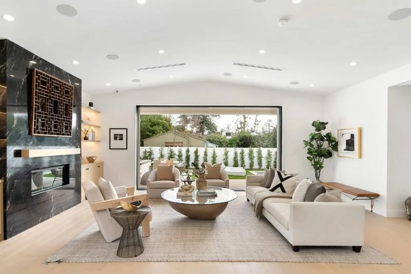 Porche de madera adosado a una vivienda, con cubierta y estructura vista