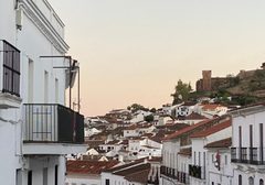 Pueblo con castillo en la Sierra de Huelva