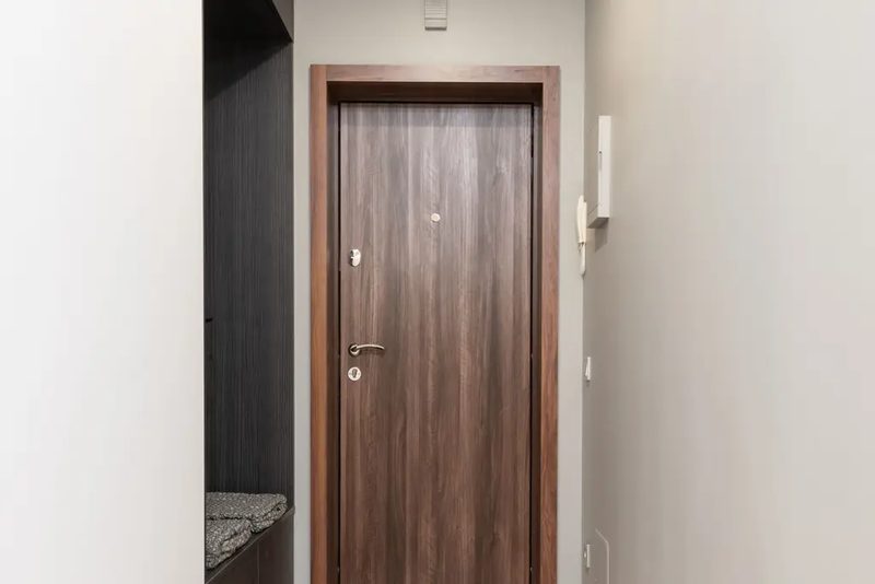 Puerta interior de madera instalada en una vivienda