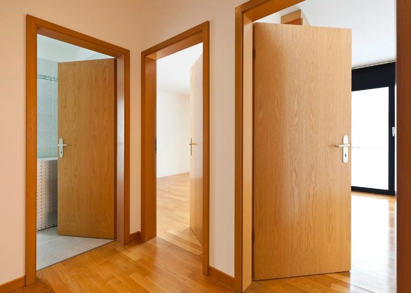 Puertas interiores de madera instaladas en una reforma