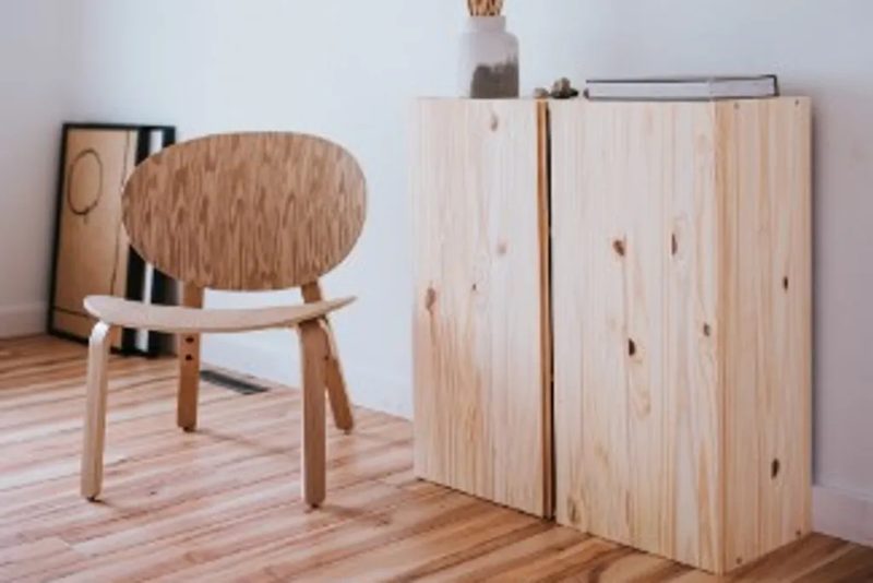 Mueble de madera dañado por la humedad antes de su restauración