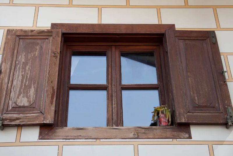Restauración de una puerta antigua de madera con contraventana