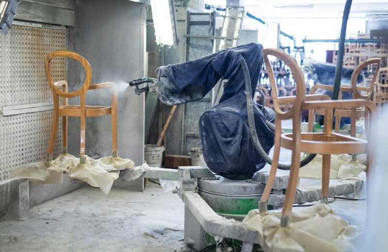 Sillas antiguas de madera en proceso de restauración en el taller
