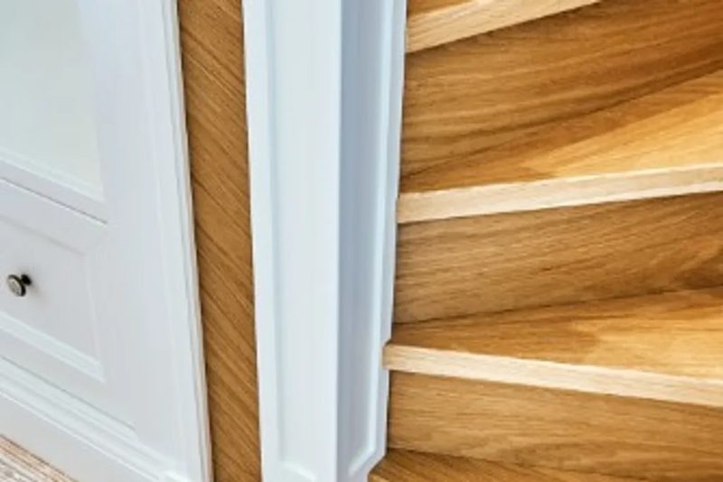 Rodapié de madera lacado rematando una tarima flotante