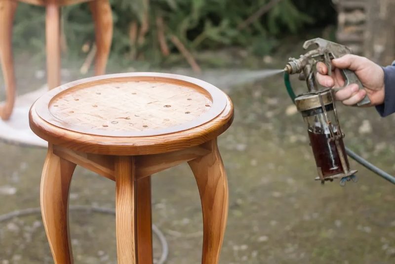 Silla y mueble de madera maciza preparados para el lacado