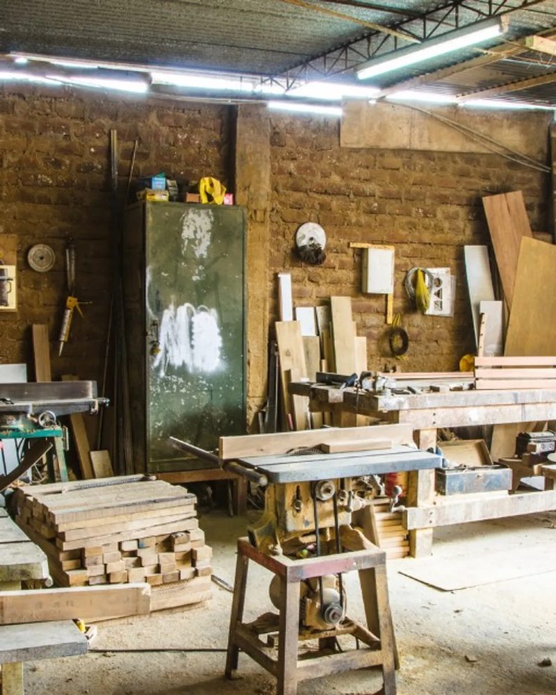 Nuestro taller de carpintería en Huelva, con maquinaria y madera preparada para un encargo